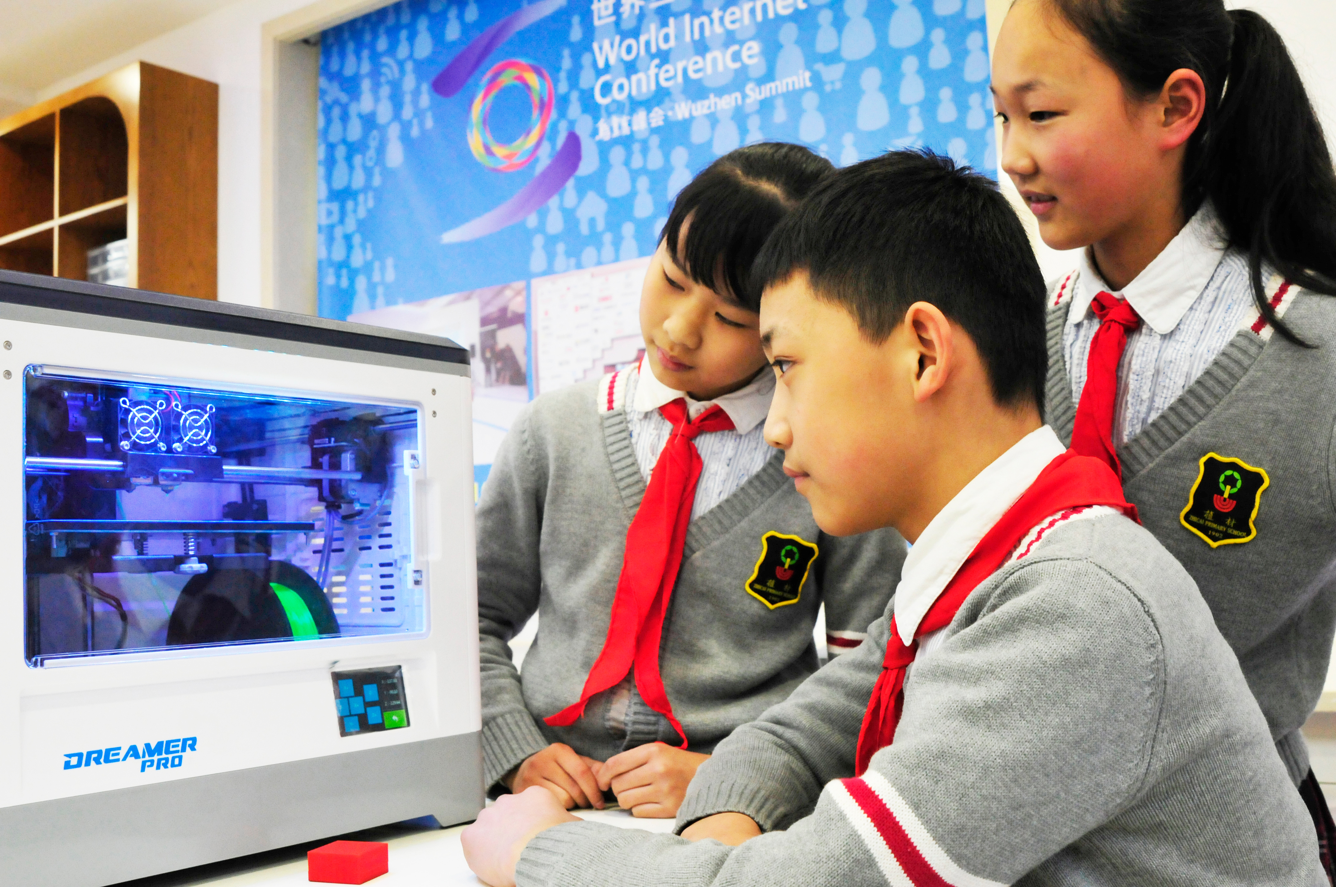 智慧中小学，引领教育变革的新时代力量