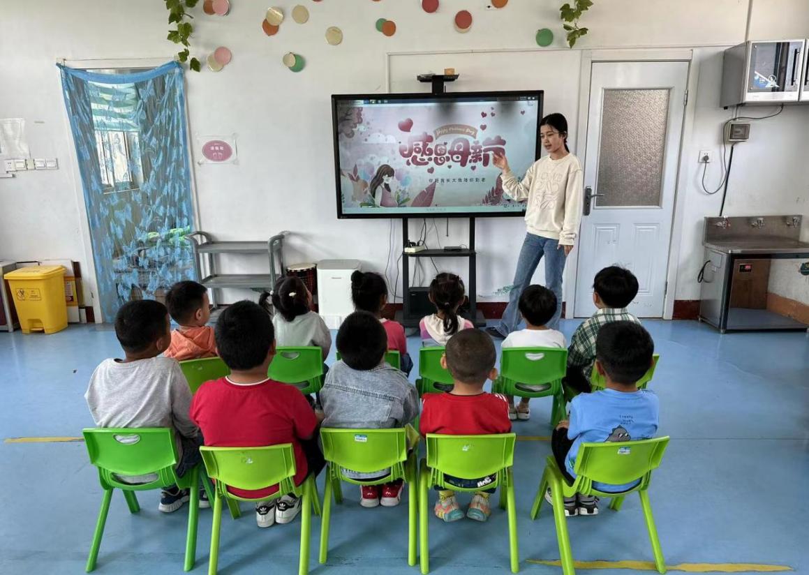 男生给女生买丝巾，一份细致入微的爱意表达
