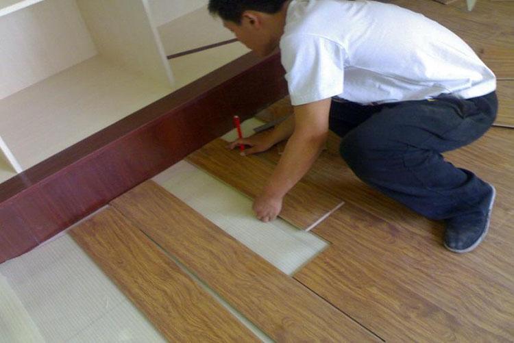 平扣地板安装中胶水的重要性，为何一定要打胶水