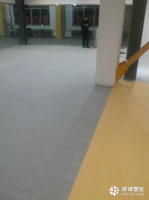 实木地板缝里涂胶水，细节决定品质，专业铺设的关键步骤