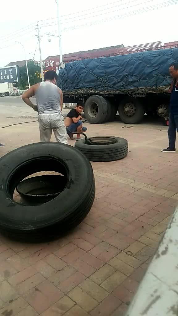 大型工程车，力量与技术的完美结合
