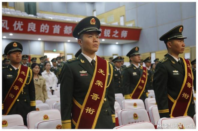 军人执勤与摄影，记录荣耀时刻的完美结合