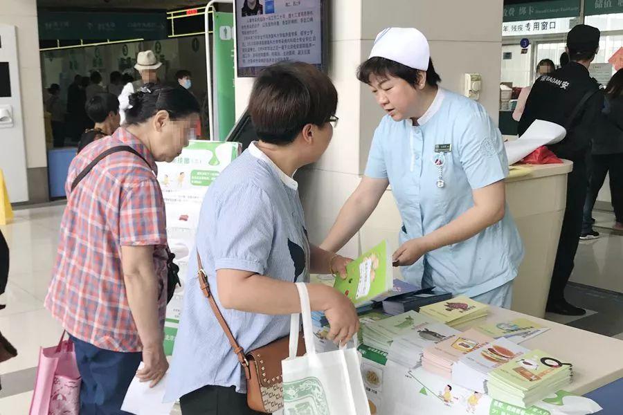 食品安全海报，宣传与教育的重要工具