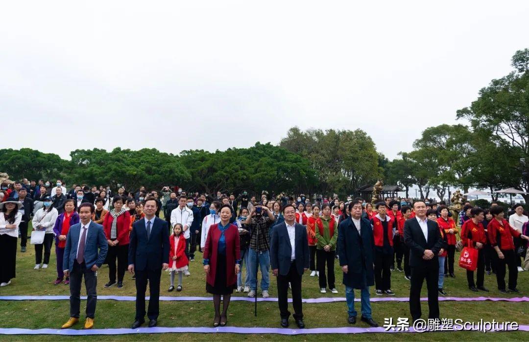吻雕塑，从艺术的角度探索人与雕塑的深情交融