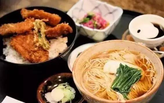 河南老式酸辣鸡蛋汤，传统美食的味蕾之旅