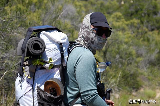 登山包挂小包，户外探险的必备装备选择