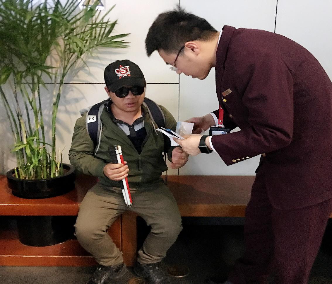 盲人旅客乘坐飞机的体验与关怀