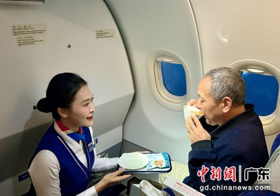 南航老人飞行之旅，航空业的人性化与关怀