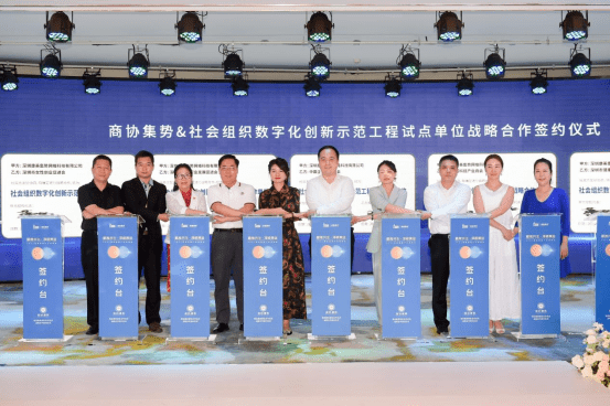 漂亮的饮料，色彩、口感与健康的完美结合