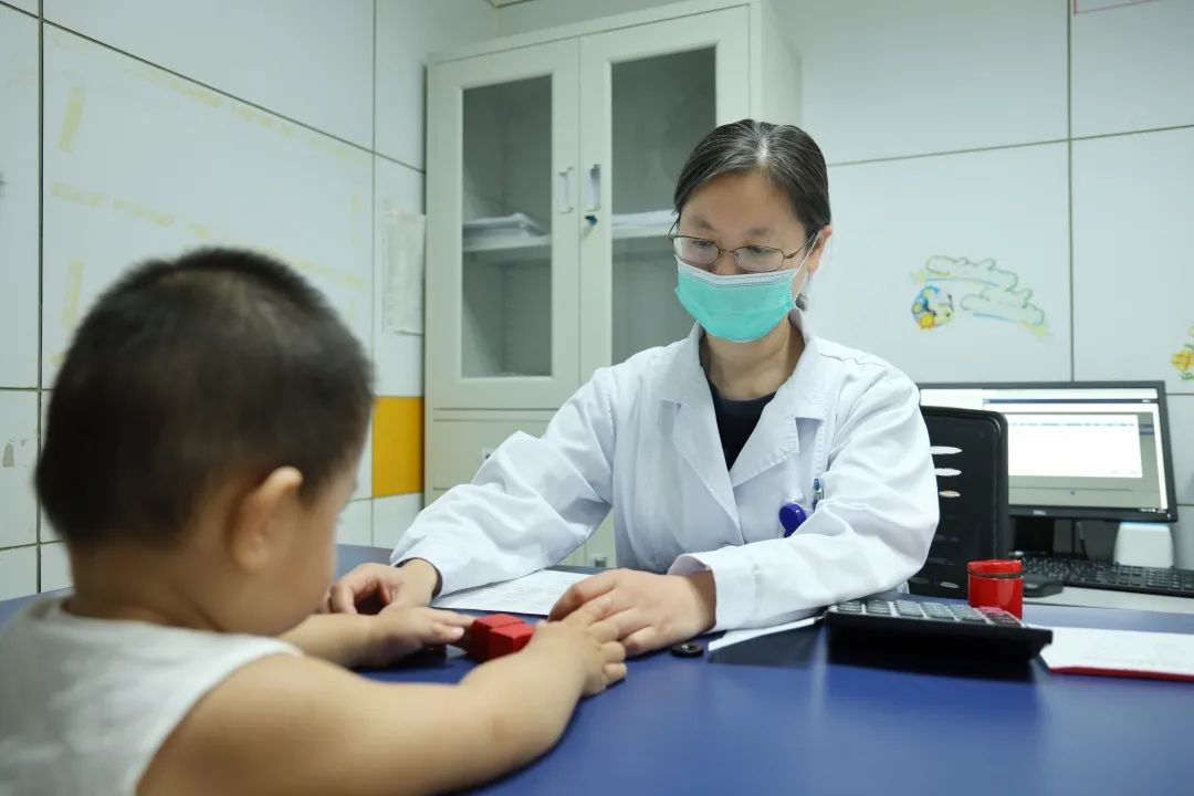 儿童医院专家门诊，守护儿童健康的坚实屏障
