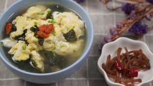 西红柿紫菜蛋花汤，一道美味佳肴的图片展示