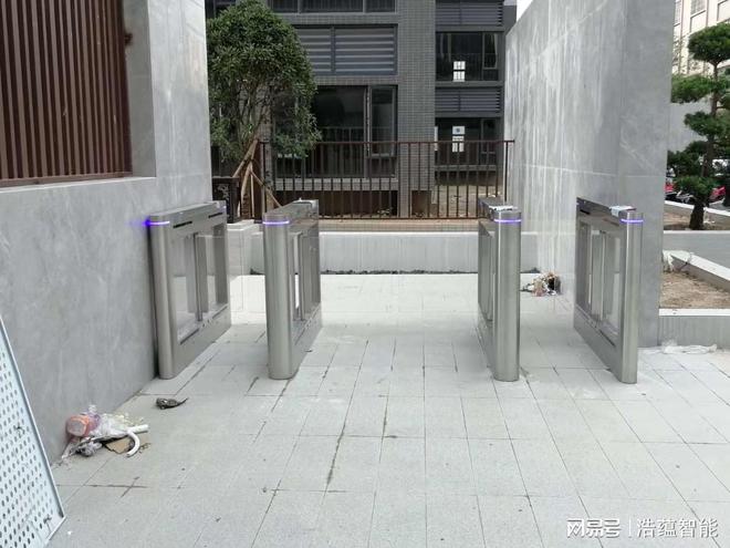 半自动门，现代建筑的智能出入解决方案