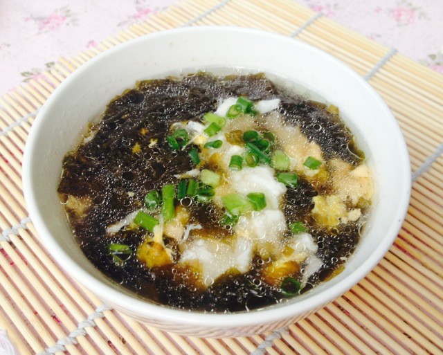 西红柿黄瓜紫菜蛋花汤，一道营养美味的家常汤品