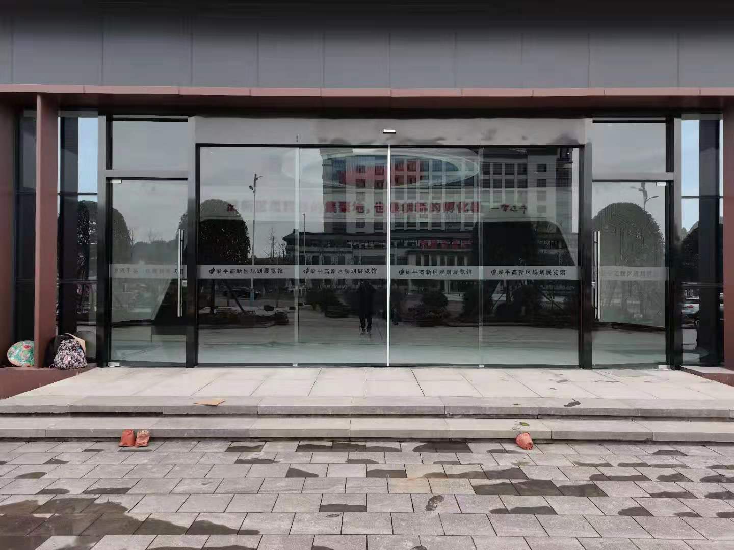 成都有框自动门，现代建筑的优雅之选