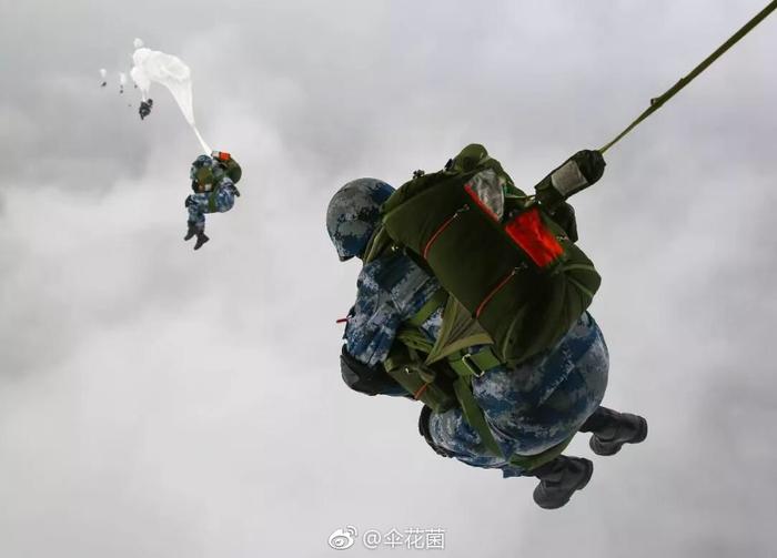 模特入伍伞兵，时尚与英勇的完美结合