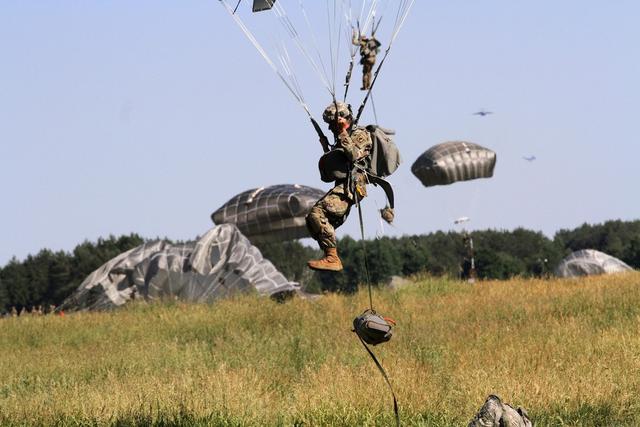 伞兵执行任务时的交通工具与方式