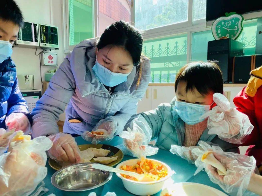 小班美术下饺子，孩子们的艺术启蒙之旅