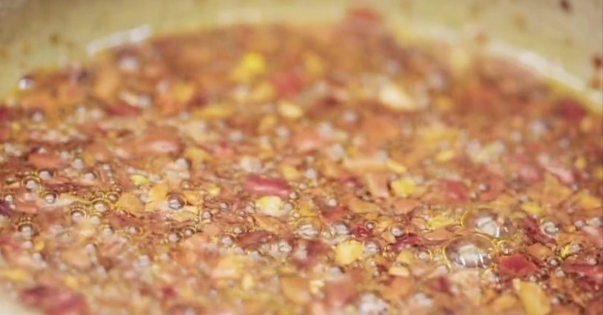鸡蛋花生豆的炸法——一道家常美食的制作艺术