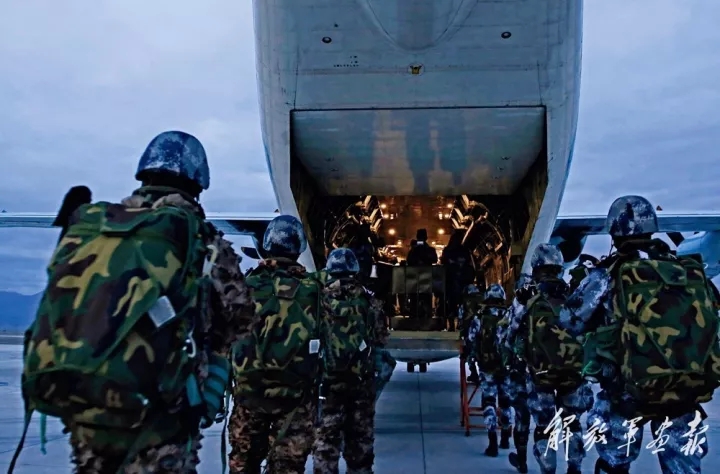 运输机与空降伞兵，空中突击力量的完美结合